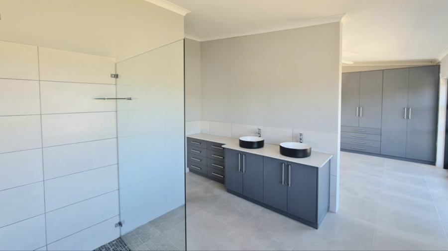 4 Bedroom Property for Sale in Whale Rock Western Cape